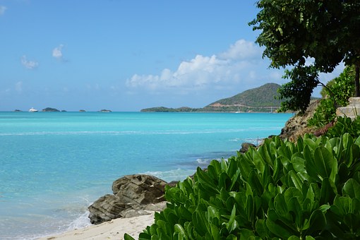 Una delle mete d'elezione per vacanze ai Caraibi, l'arcipelago di Antigua e Barbuda è sicuramente destinazione ideale per tutti i viaggiatori attratti dal suo clima tropicale, caratterizzato da temperature costanti durante l'intero anno. Le offerte vacanze ad Antigua e Barbuda, per questo, non si limitano ad agosto e al periodo estivo, ma coprono anche i mesi invernali come novembre e dicembre, spesso in formula all inclusive, anche quando si tratta di last minute. Adatta sia alle famiglie che alle coppie in cerca di tranquillità, Antigua è facile da girare e perfetta per rilassarsi in tutta tranquillità.