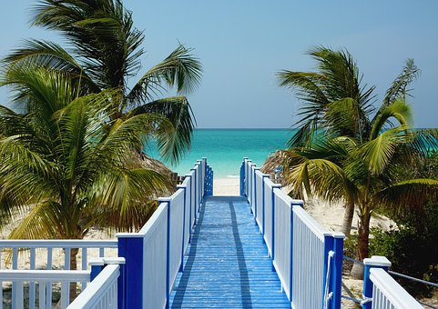 spiagge spettacolari di Cuba ti attendono! Preparati a scoprire un mix entusiasmante di avventura e musica, di passione latina e di cultura, dove il clima è sempre perfetto e ad attenderti ci sono paesaggi esotici e un’intensa vita notturna.  Il sound cubano, affascinante e magico, ti accompagnerà e ti farà vivere esperienze uniche e straordinarie. Prenota con fiducia e tranquillità le tue vacanze a Cuba con Yalla Yalla, hai la garanzia della massima qualità e convenienza.  Scopri la magia de l’Havana con le sue auto vintage anni ’50, l’architettura coloniale, il calore del suo popolo sempre allegro ed accogliente, che si muove sempre a ritmo di musica; la vita notturna di Varadero e le spiagge infinite di Cayo Largo, la magia di Trinidad.