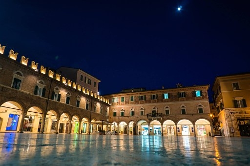 Marche, antichi borghi e paesaggi di verdi colline Tour Culturali